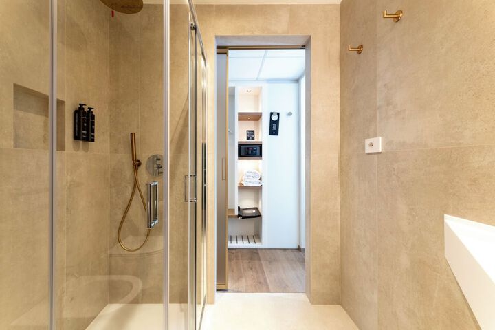 Room 53 of 90