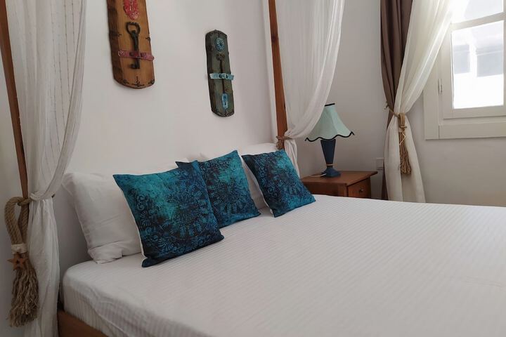 Room 5 of 16