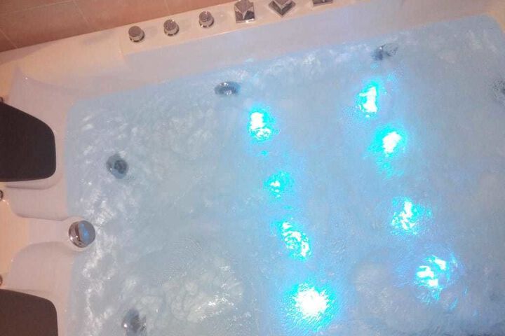 Hot Tub 6 of 23