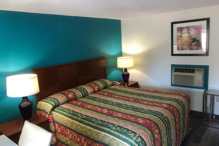 1 King Bed (8 of 9)