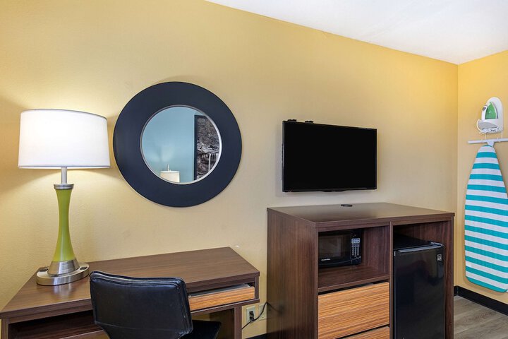 1 Queen Bed (8 of 15)