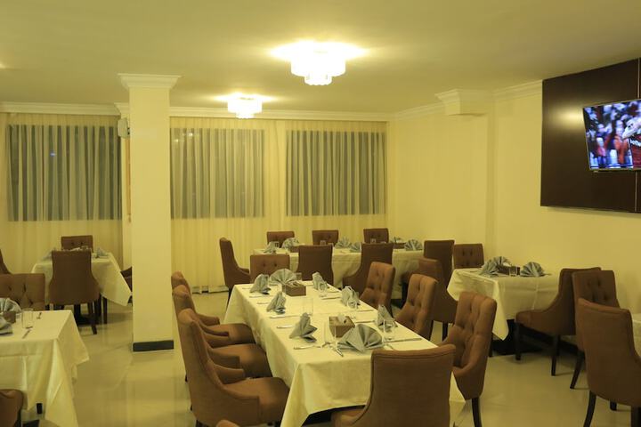 Dining 15 of 19
