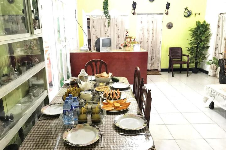 Dining 10 of 12
