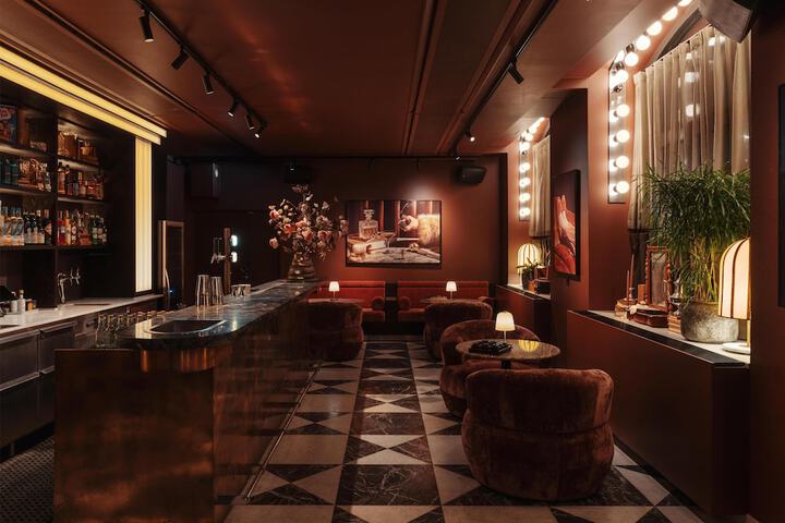 Lounge 112 of 127