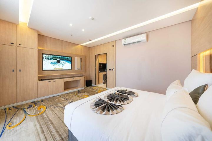 Room 4 of 8