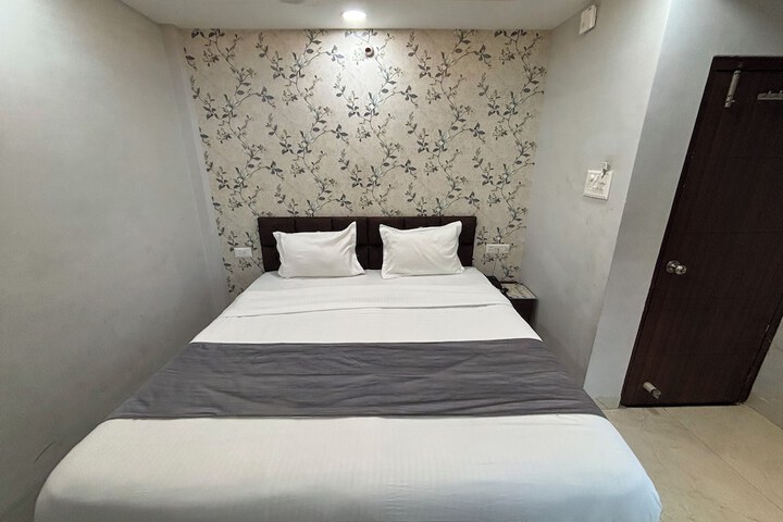 Room 11 of 16