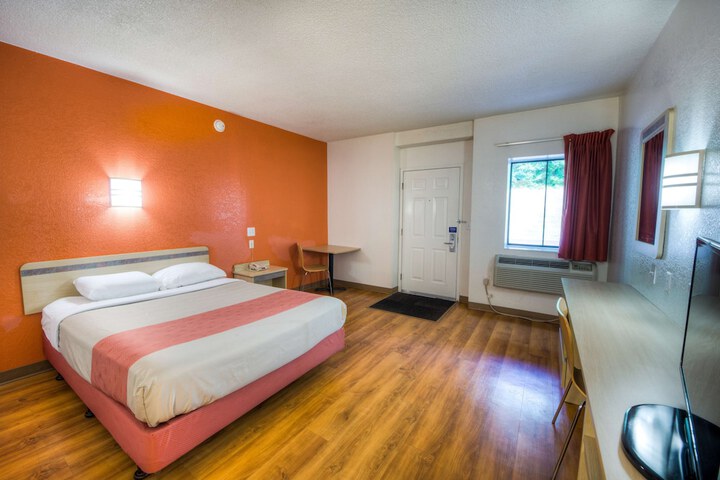 1 Queen Bed (1 of 3)