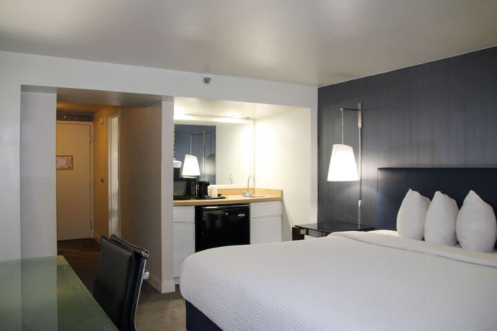 1 King Bed (8 of 17)