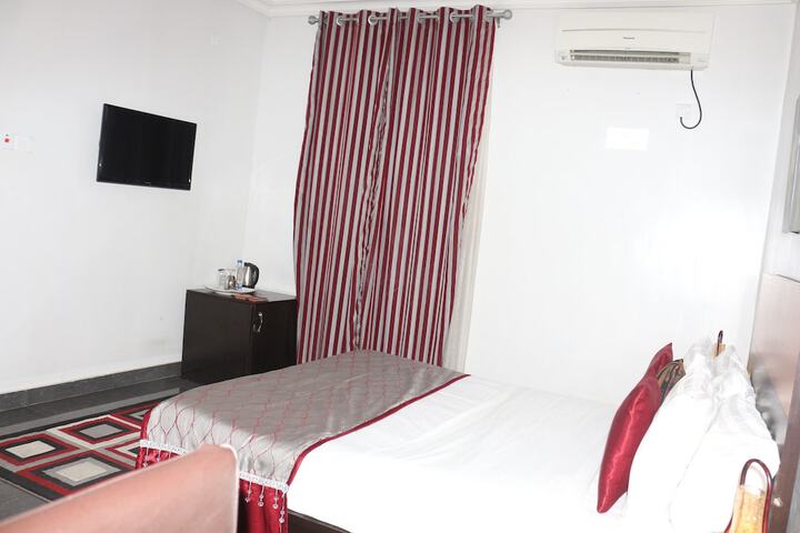 Room 9 of 93