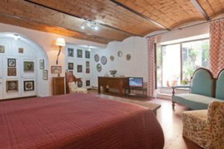 Room 5 of 16