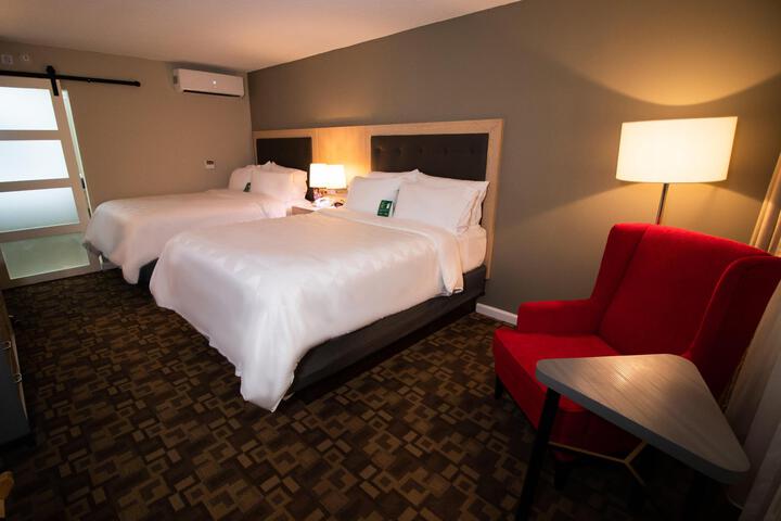 2 Queen Beds (3 of 13)