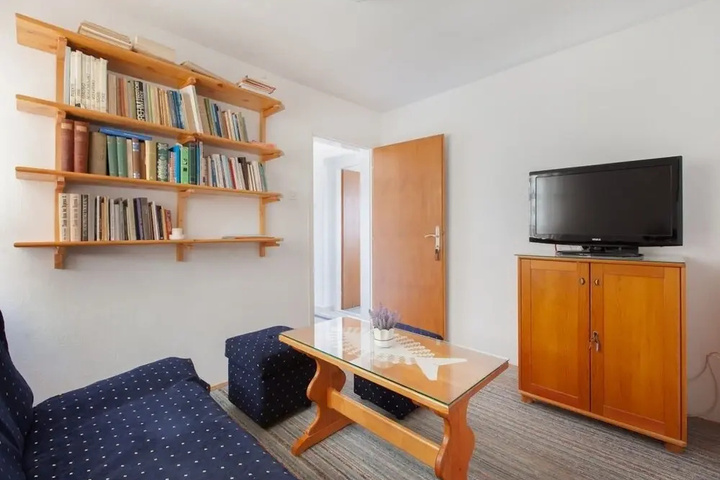 Room 4 of 16