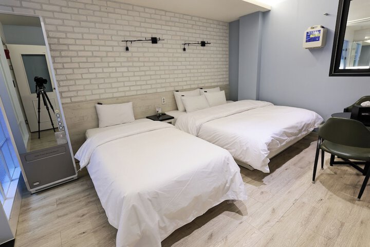 Room 42 of 93