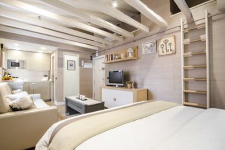 Room 9 of 27