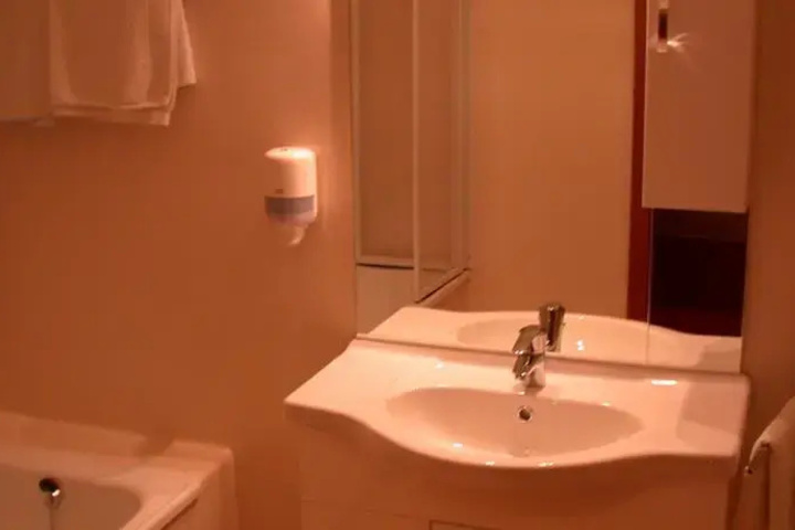 Room 13 of 22