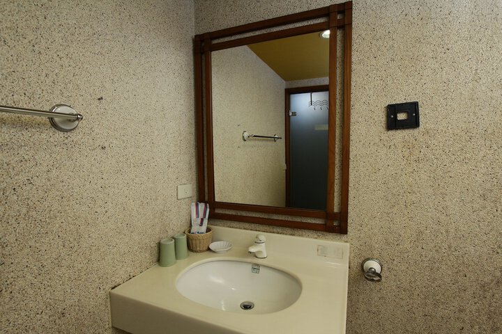 Room 32 of 44