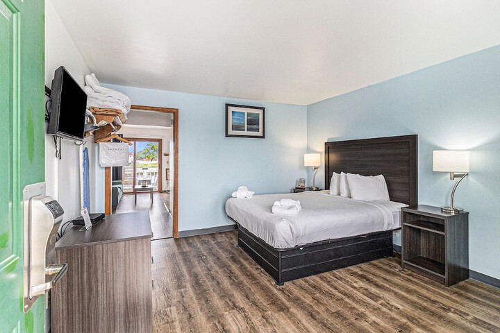 Economy Queen Bed Lake View Patio (40 of 82)