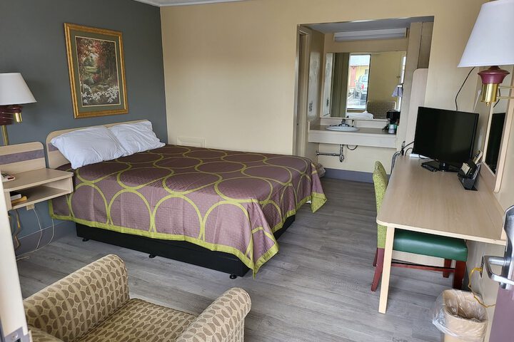 1 Queen Bed (16 of 18)