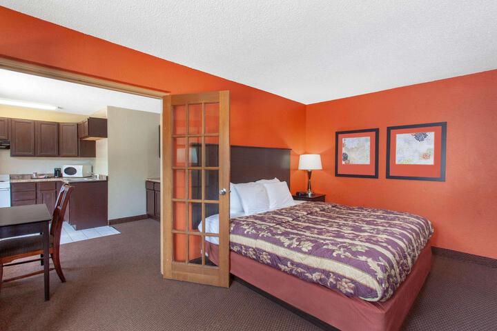1 Queen Bed Accessible Room (4 of 7)