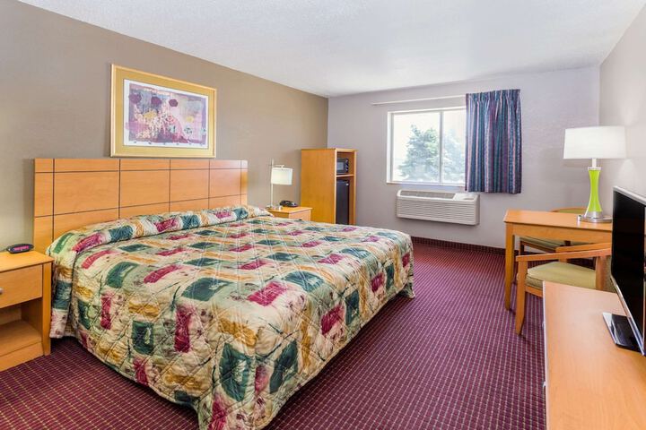 1 King Bed (4 of 9)