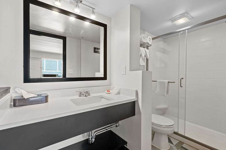 2 Double Beds Microwave and Refrigerator Flat Screen Television Work Desk High Speed Internet Accessible Continental Breakfast (6 of 32)