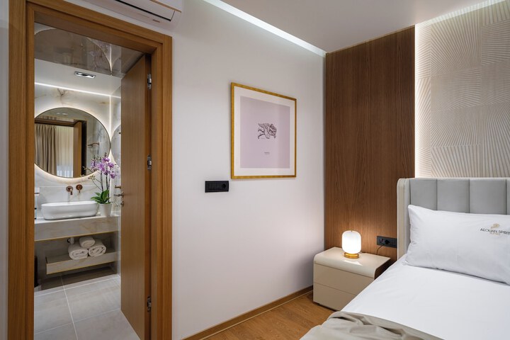 Room 6 of 60