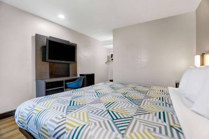 1 King Bed Refrigerator (4 of 11)