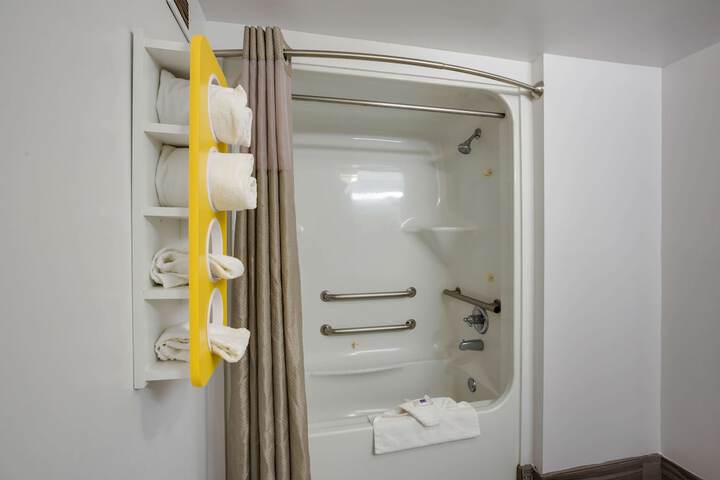 1 King Bed Mobility Accessible Tub (10 of 13)