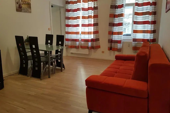 Room 6 of 12