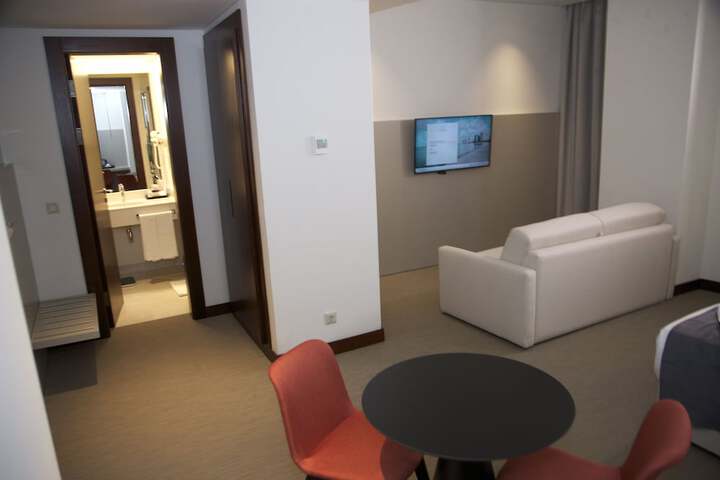 Room 9 of 37