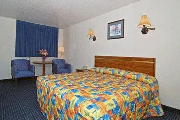 Room 4 of 10