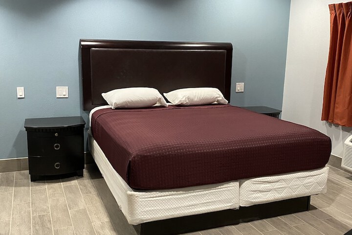 Room 4 of 15