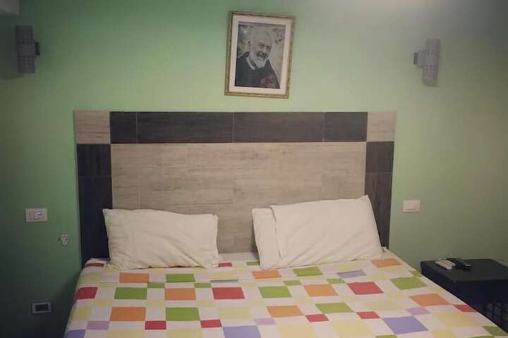 Room 27 of 76