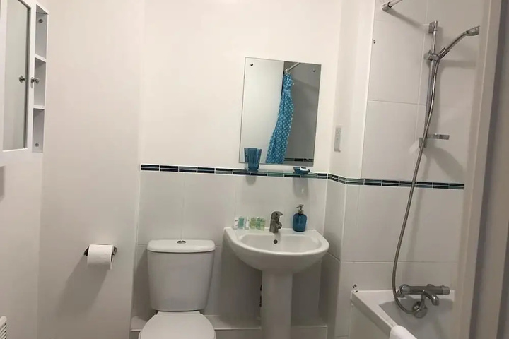 Room 5 of 9