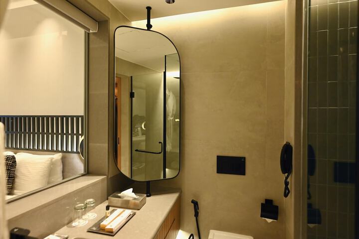 Room 28 of 49