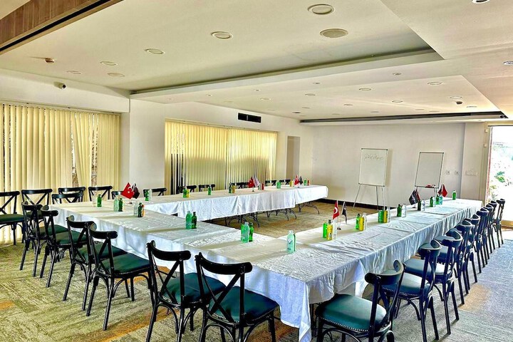 Ballroom/Hall 134 of 180