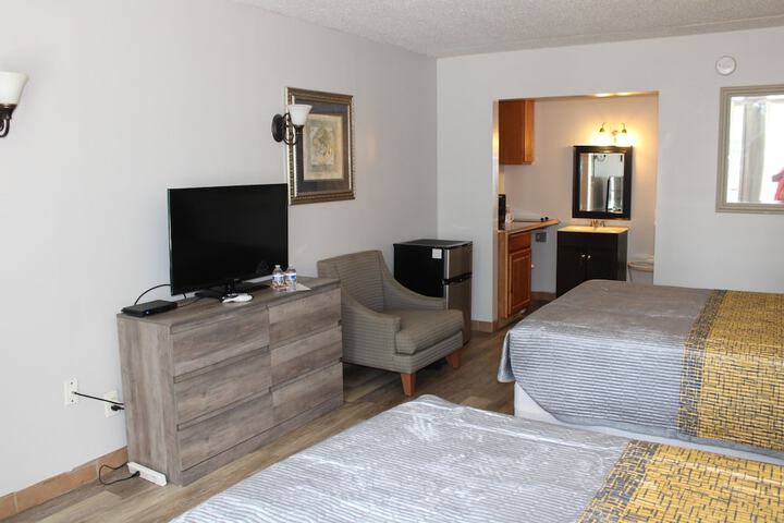 Deluxe Single Queen Bed (3 of 50)