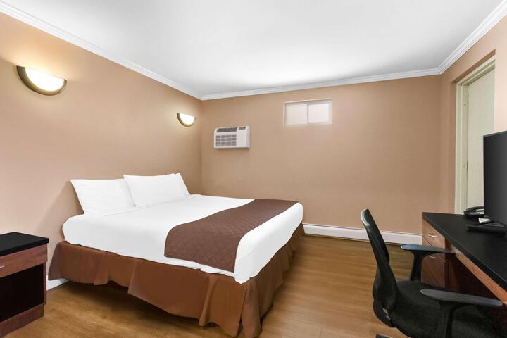 1 King Bed (13 of 14)