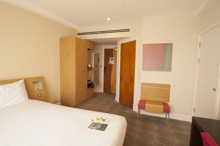 Room 17 of 251