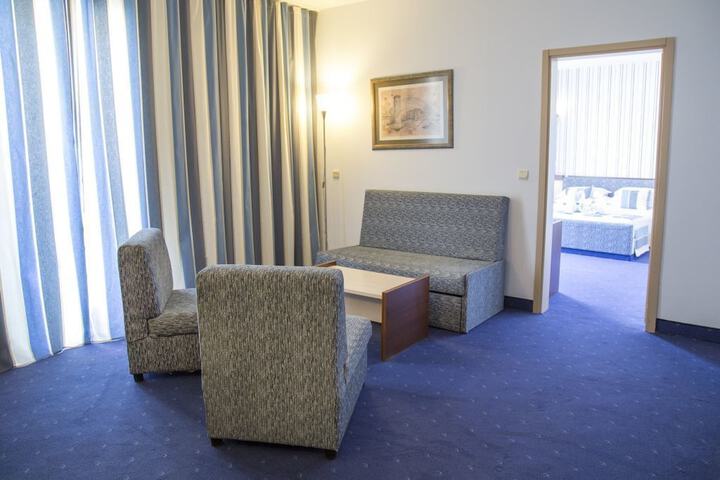 Lounge 53 of 83