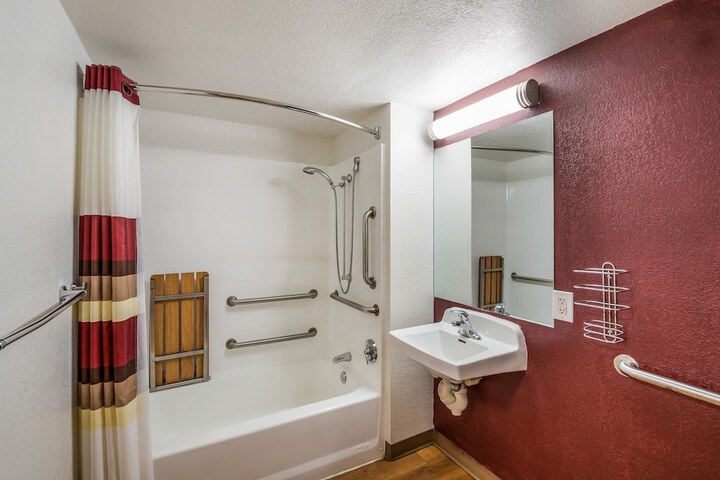 1 Queen Bed (7 of 14)