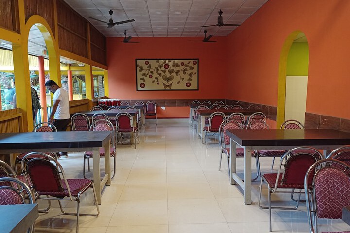 Dining 32 of 40