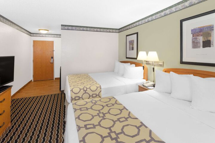 1 Queen Bed (4 of 13)