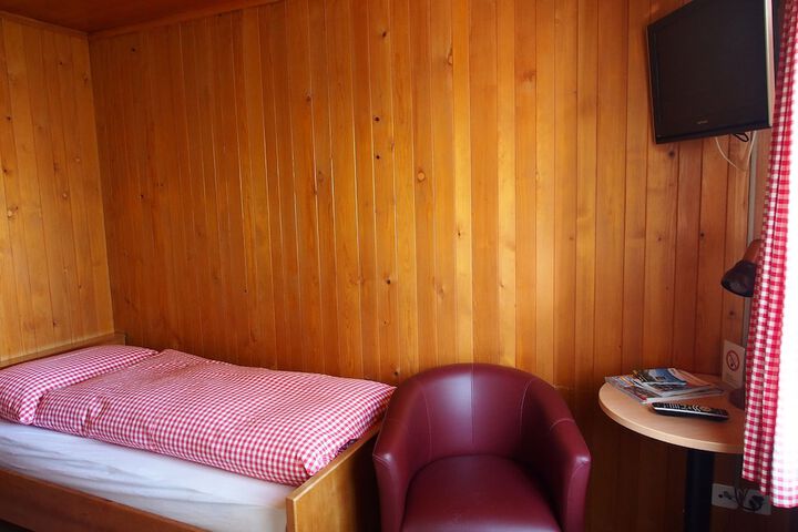 Room 8 of 42