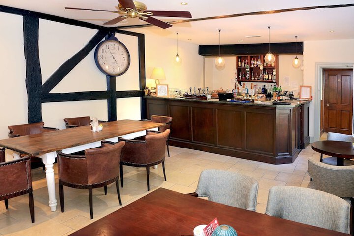 Lounge 77 of 100