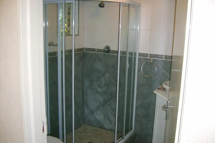 Room 6 of 12