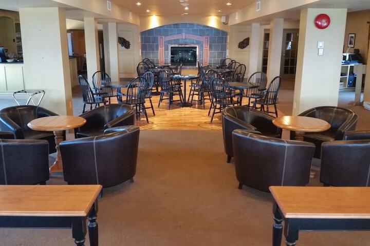 Lounge 45 of 65
