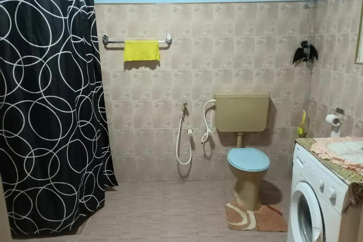 Room 5 of 16
