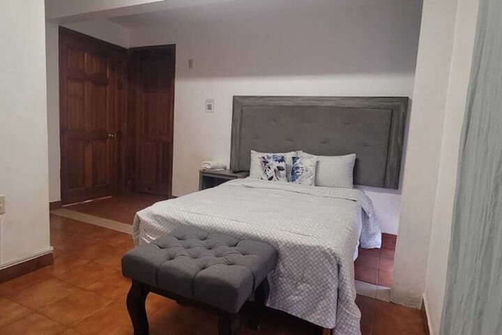 Room 33 of 242