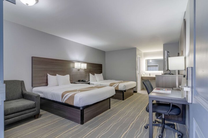 2 Queen Beds (7 of 11)